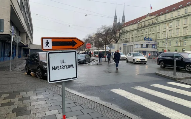 VIDEO: Silničáři uzavřeli Nádražní ulici v Brně, aby opravili chodník. Stavba omezí pěší i řidiče