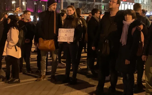 VIDEO: Lidé v Brně si připomněli šest let od vraždy novináře Kuciaka. Znepokojuje je politická situace na Slovensku