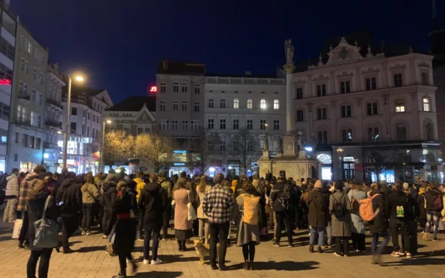 VIDEO: Lidé v Brně si připomněli šest let od vraždy novináře Kuciaka. Znepokojuje je politická situace na Slovensku