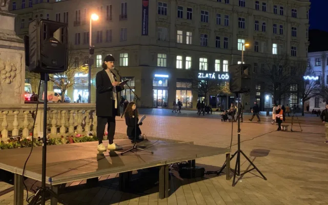 VIDEO: Lidé v Brně si připomněli šest let od vraždy novináře Kuciaka. Znepokojuje je politická situace na Slovensku