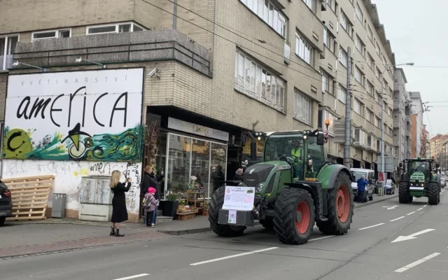 VIDEO: Jihomoravští zemědělci se přidali k protestům. Projeli Brnem a zamířili na hranice
