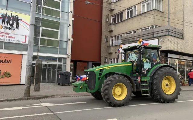 VIDEO: Jihomoravští zemědělci se přidali k protestům. Projeli Brnem a zamířili na hranice