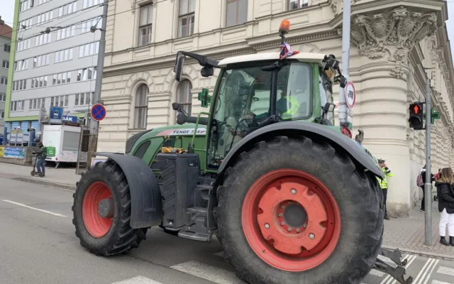 VIDEO: Jihomoravští zemědělci se přidali k protestům. Projeli Brnem a zamířili na hranice