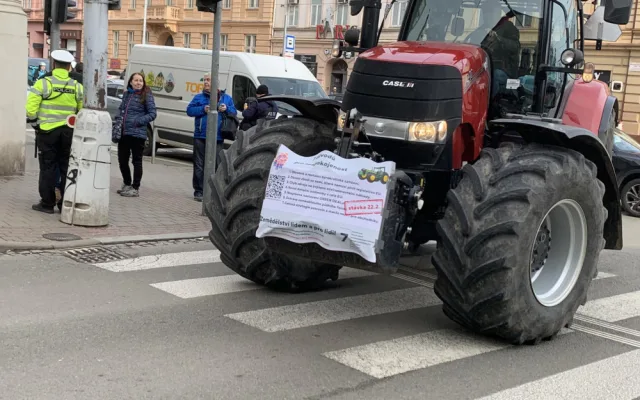 VIDEO: Jihomoravští zemědělci se přidali k protestům. Projeli Brnem a zamířili na hranice