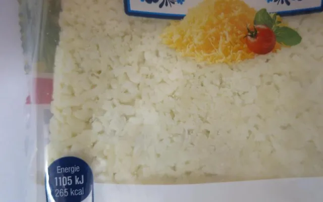 Potravináři odhalili v brněnském supermarketu zkažené sýry. Strouhaný eidam pokrývala zelená plíseň