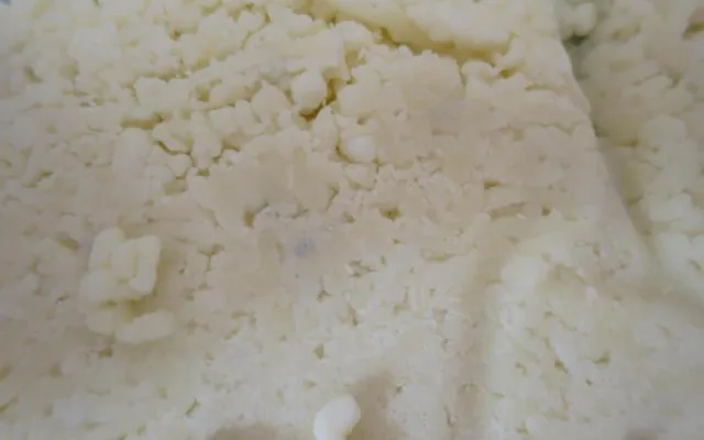 Potravináři odhalili v brněnském supermarketu zkažené sýry. Strouhaný eidam pokrývala zelená plíseň