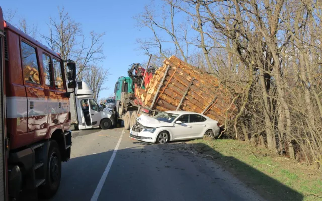 Odtahovka vezla nepojízdný kamion plný dřeva. Vůz se v kopci uvolnil a smetl další auta