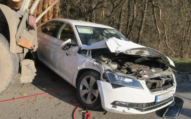 Odtahovka vezla nepojízdný kamion plný dřeva. Vůz se v kopci uvolnil a smetl další auta