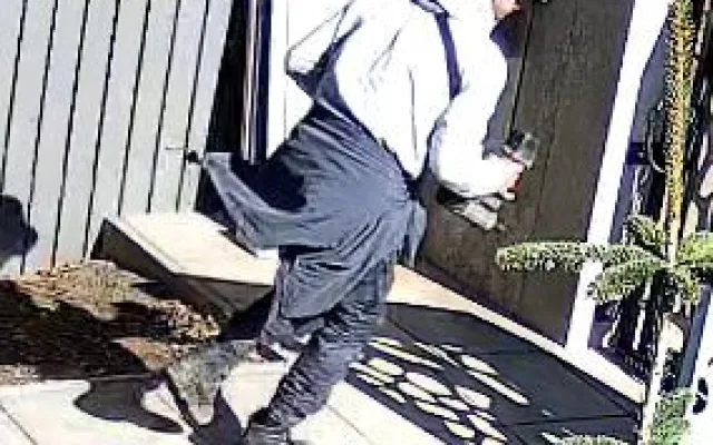 VIDEO: Kamery zachytily muže, jak krade nářadí. Pátrá po něm policie
