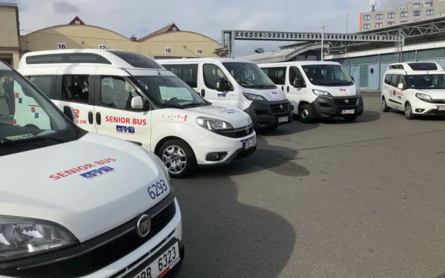 Brněnské seniorbusy mají novou posilu. Dovezou důchodce k lékaři, na nákup i do divadla