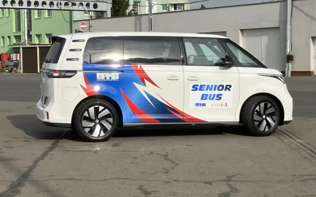 Brněnské seniorbusy mají novou posilu. Dovezou důchodce k lékaři, na nákup i do divadla