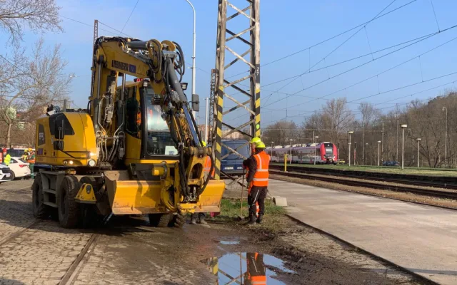 Dělníci připravují terén pro nové nádraží v Králově Poli. Budova půjde v létě k zemi, do dvou let vyroste nová