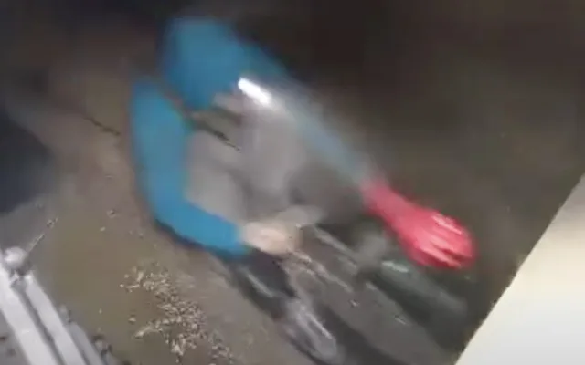 Brněnský tobogán. Muž nasadil rukavice a gumáky a natočil se, jak frčí kanálem jako na skluzavce