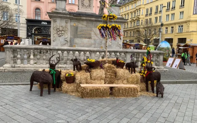 Lidé na brněnském náměstí obdivují dvoumetrovou kraslici Městu ji darovali chorvatští umělci