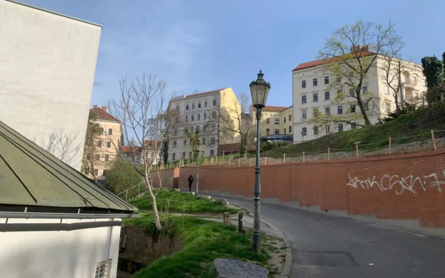 V brněnském parku se nakláněla zídka a hrozilo zřícení. Dělníci stěnu zajistili a opravili
