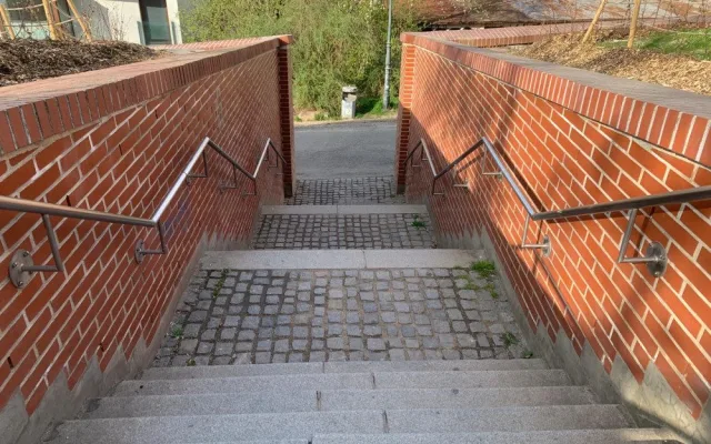 V brněnském parku se nakláněla zídka a hrozilo zřícení. Dělníci stěnu zajistili a opravili