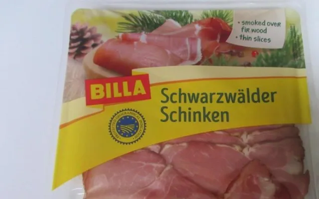 Potravináři nalezli před Velikonocemi v brněnských obchodech plesnivé šunky a sýry