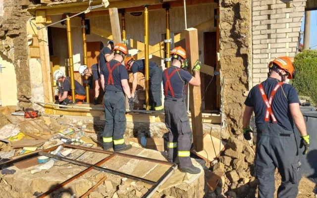 U rodinného domu na Brněnsku spadla zeď. Důvodem byly výkopové práce na sousedním pozemku