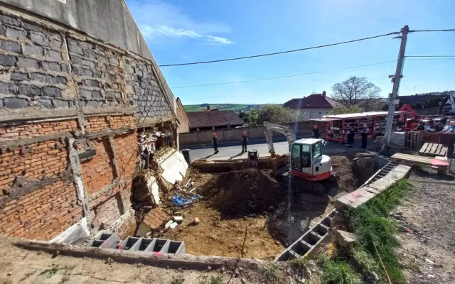 U rodinného domu na Brněnsku spadla zeď. Důvodem byly výkopové práce na sousedním pozemku