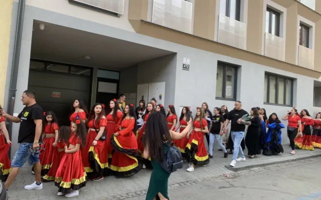 VIDEO: Romové v Brně oslavují svou kulturu. V průvodu tančí do centra metropole