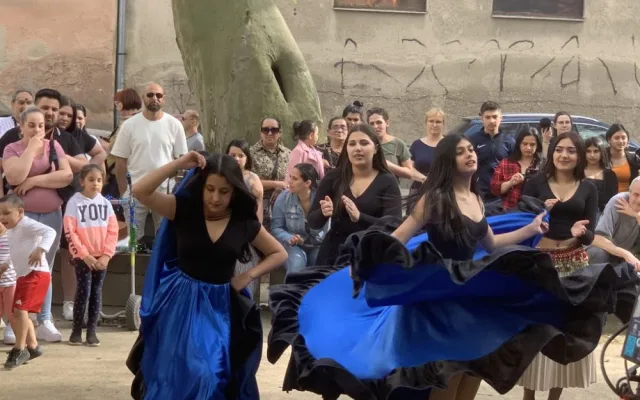 VIDEO: Romové v Brně oslavují svou kulturu. V průvodu tančí do centra metropole