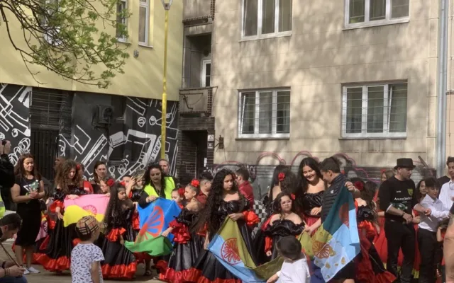 VIDEO: Romové v Brně oslavují svou kulturu. V průvodu tančí do centra metropole