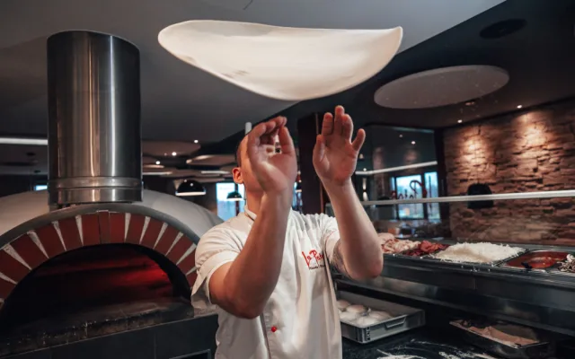 Příprava pizzy v La Patas.