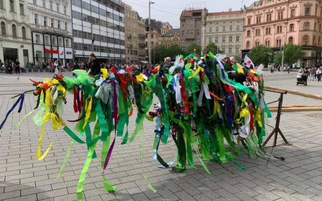 VIDEO: Studenti v Brně odstartovali majálesové jaro. V centru metropole postavili májku