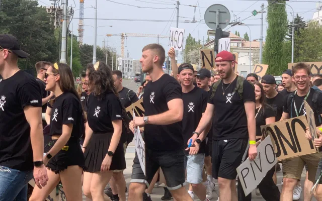 VIDEO: Studenti v Brně odstartovali majálesové jaro. V centru metropole postavili májku