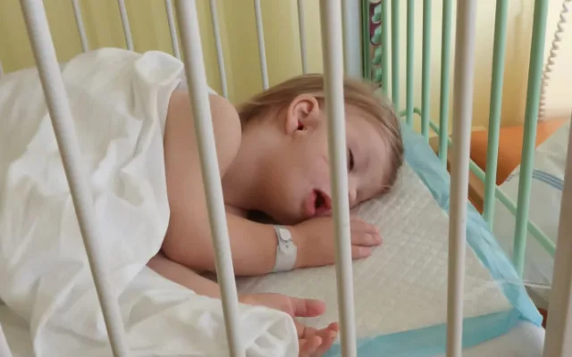 Dominik se narodil se třemi oušky a rozštěpem rtu, lékaři u něj objevili vzácné onemocnění