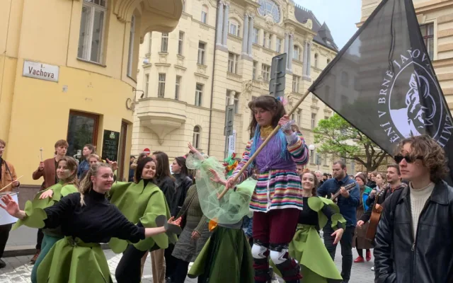 Průvodem studentů přes centrum Brna začal festival divadelních škol Setkání