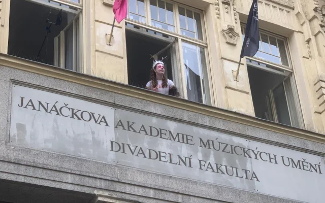 Průvodem studentů přes centrum Brna začal festival divadelních škol Setkání