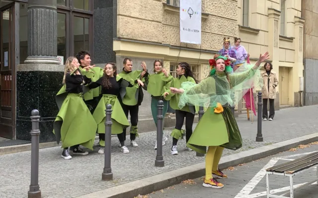 Průvodem studentů přes centrum Brna začal festival divadelních škol Setkání
