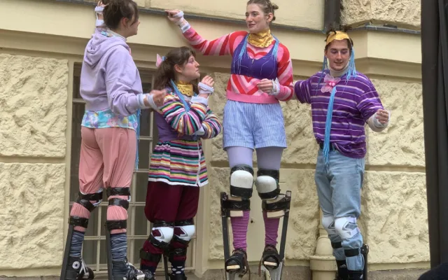 Průvodem studentů přes centrum Brna začal festival divadelních škol Setkání