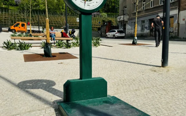 Stará zelinářská váha z Hodonína zdobí náměstí na pražském Žižkově