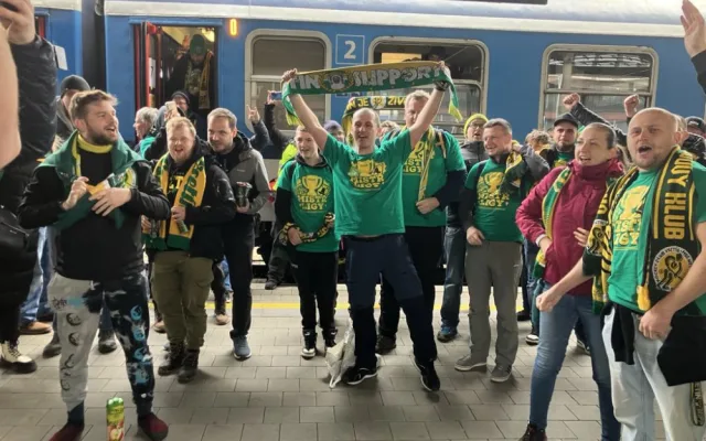 VIDEO: Fanoušci hokejového Vsetína dorazili vlakem do Brna, vyprodali téměř osmitisícové Rondo