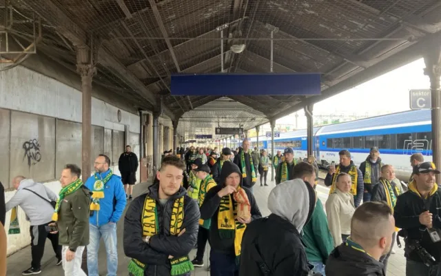 VIDEO: Fanoušci hokejového Vsetína dorazili vlakem do Brna, vyprodali téměř osmitisícové Rondo
