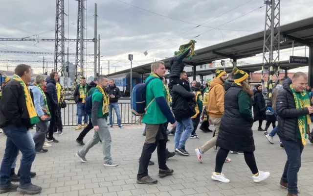 VIDEO: Fanoušci hokejového Vsetína dorazili vlakem do Brna, vyprodali téměř osmitisícové Rondo