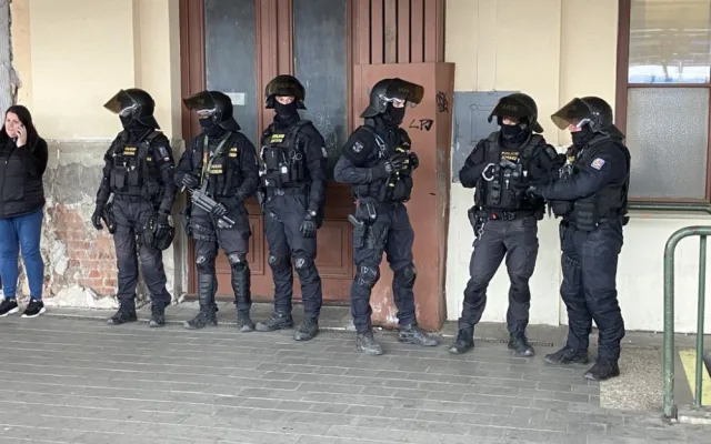 VIDEO: Fanoušci hokejového Vsetína dorazili vlakem do Brna, vyprodali téměř osmitisícové Rondo