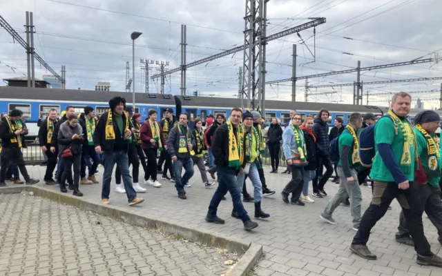 VIDEO: Fanoušci hokejového Vsetína dorazili vlakem do Brna, vyprodali téměř osmitisícové Rondo