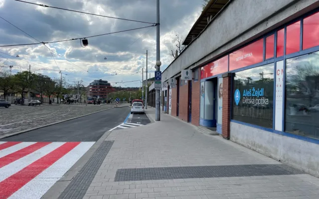 Silničáři dokončili práce v brněnské Nádražní ulici dříve, než plánovali. Opravili chodník i vozovku