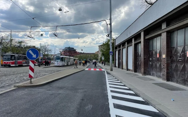 Silničáři dokončili práce v brněnské Nádražní ulici dříve, než plánovali. Opravili chodník i vozovku