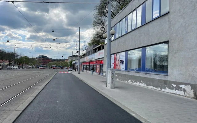 Silničáři dokončili práce v brněnské Nádražní ulici dříve, než plánovali. Opravili chodník i vozovku