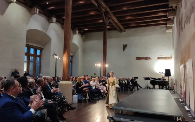FOTOGALERIE: Netradiční přehlídka historických kostýmů připomněla závažnost rakoviny. Modely se stali sami pacienti