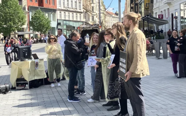 Aktivisté v Brně protestovali proti pokusům na zvířatech. Kolemjdoucí na ně útočně pokřikovali