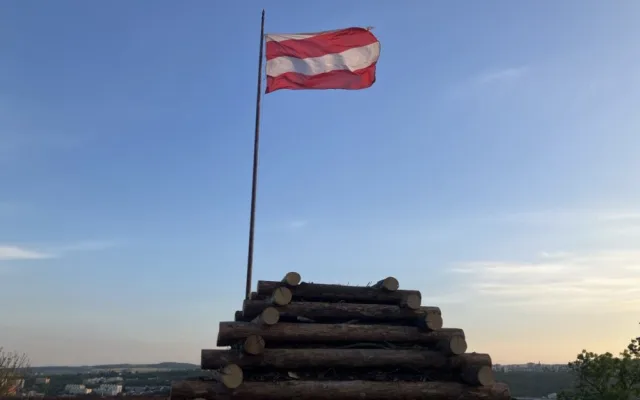 VIDEO: Nad Špilberkem hořela největší vatra v celém Brně. Lidé před větrem ovládanými plameny utíkali