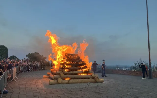 VIDEO: Nad Špilberkem hořela největší vatra v celém Brně. Lidé před větrem ovládanými plameny utíkali