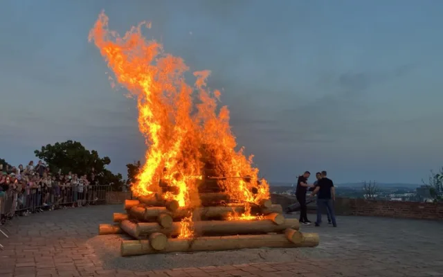 VIDEO: Nad Špilberkem hořela největší vatra v celém Brně. Lidé před větrem ovládanými plameny utíkali