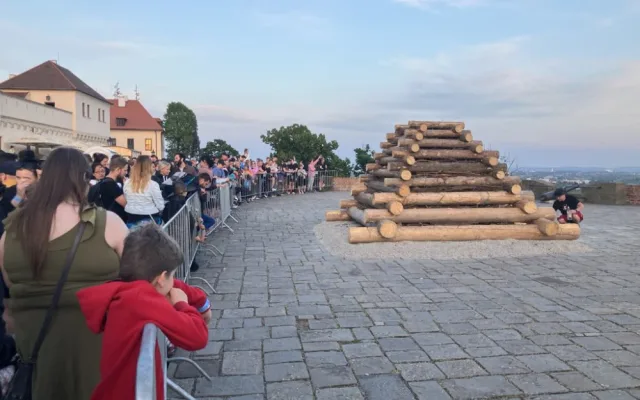 VIDEO: Nad Špilberkem hořela největší vatra v celém Brně. Lidé před větrem ovládanými plameny utíkali