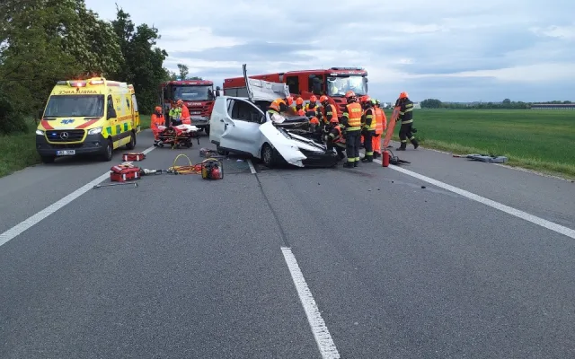 Nehoda kamionu uzavřela silnici u Brna. Řidič je vážně zraněný